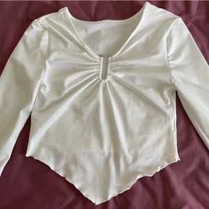 Tröja - Vit fin tröja i väldigt skönt material, säljer då den aldrig kommit till ngn användning. 