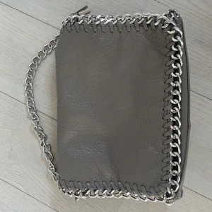 Tiamo väska  - Säljer min gråa tiamoväska. Superbra skick. 💞