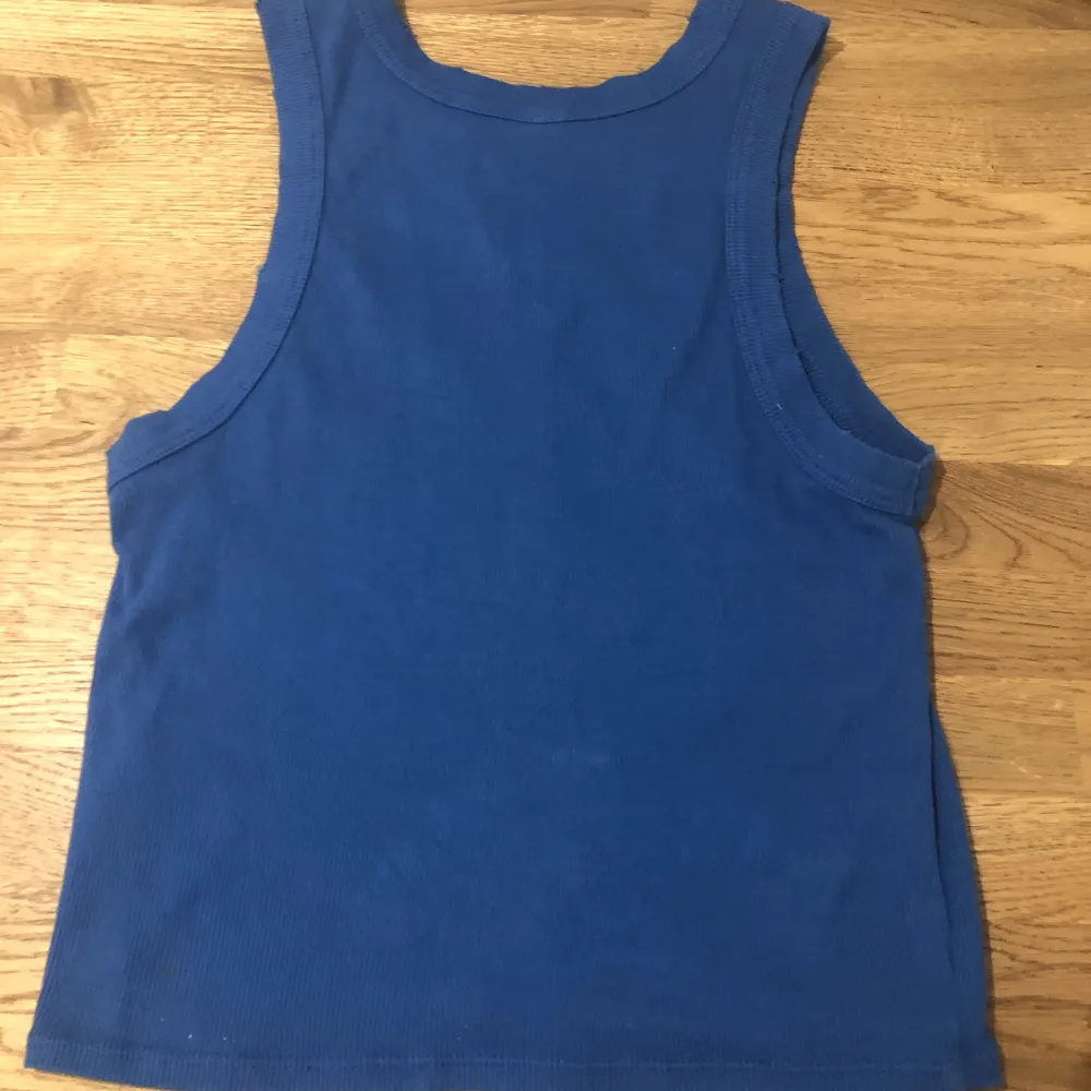 Super fin tank top som är perfekt för sommaren❤️ Använd 3 gånger . Köparen står för frakt. Kom privat för mer bilder ❤️Skickar postbevis. Toppar.