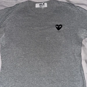 CDG T-shirt - Säljer min gråa och svarta CDG tshirt. Skick är 9/10, storlek Medium. Sitter för litet på mig som är 190cm. DM för fler bilder. Inget kvitto.