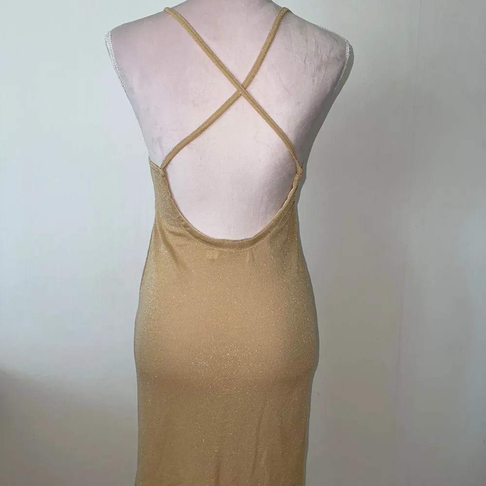 Guldig glittrig klänning från ICHI instorlek S för 59kr❤️ jättesnygg på sommaren . Klänningar.