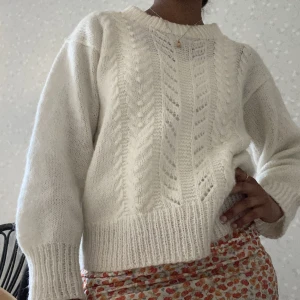 Vit stickad tröja  - Så fin stickad tröja i mohairliknande material! Köpt second hand och har inga lappar så vet varken märke, storlek eller material men sitter så ⬆️ på mig som har S i toppar 👏🏼