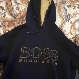 Säljer min Hugo Boss hoodie som är köppt på Hennings och när som ny