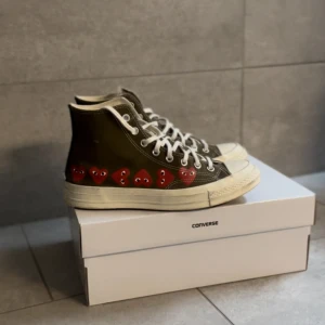 Converse skor - Säljer dessa extremt fräscha conversen. Knappast använda. Köpta på NK