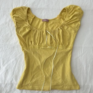 vintage milkmaidtopp - 2000-tals milkmaidtopp med spets <3 