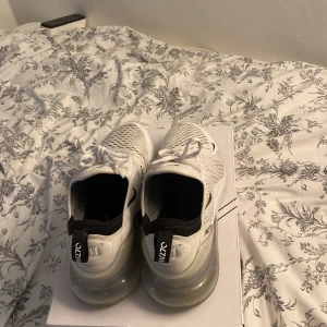 Nike air Max 270 - Helt nya vit/svarta Nike air Max 270 i storlek 42, använda ca 3 gånger!