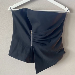 svart korsett - ALDRIG ANVÄND!! Svart korsett från Zara med liten dragkedja som detalj 