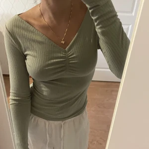 grön topp - grön tröja från NAKD 💕