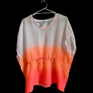 Jättefin strandponcho - Unik sunrise färgad badponcho som är super snygg att ha på sig på stranden eller poolen! Detta fina plagg tillhör Lindex kids collection men egentligen vem som helst kan använda den! I super bra skick och tror inte den säljs längre. (100% Polyester)