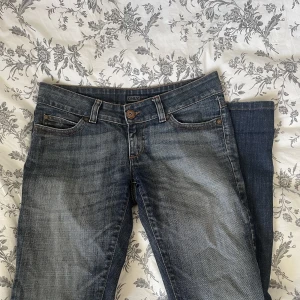 Lågmidjade jeans ONLY - Så snygga lågmidjade jeans, säljer pga att de är för små för mig:(  Från ONLY i storlek 31”34” (bra längd på mig som är 170, men för små runt låren: har vanligtvis M i kläder)💕 midjemått ca 78, innerbenslängd 79