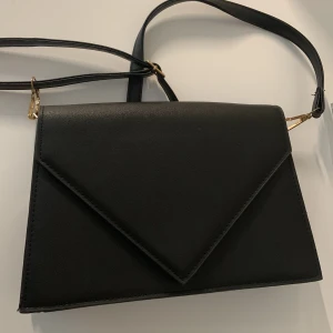 Väska - Svart väska som bara använts några gånger. Ser helt ny ut!!