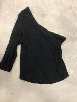 Långärmad tröja - Köpt på hösten 2år sedan. Använd endast en gång sedan dess.  Det är en väldigt skön tröja, lite tunnare i tyget och en ärmad