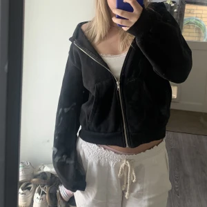 Zip hoodie - Säljer denna svarta basic tröjan då den inte kommer till andvändning 
