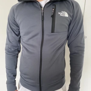 The North Face flis kofta - Jag & min kille rensar nu garderoberna och därav kommer det läggas ut mycket nu i bra skick!☺️Bland annat denna fina north Face koftan i strlk Xs passar S. 