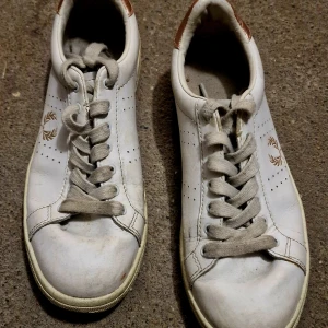 Sko - Väl använda. Kan behöva tvättas. Inga skador vad jag sett. 