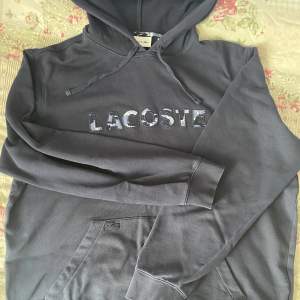 Hej, säljer den här fina äkta Lacoste hoodie. Vet ej hur gammal den är men dens kvalite är som gott som ny! Den passar som En L!🫶🏼
