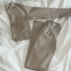 Aim’n - Ribbade träningstights och croppad tröja. Matchande set. 