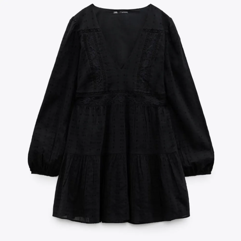 Säljer min svarta klänning från zara för 499kr, storlek xs. Aldrig använd med prislapp kvar!. Klänningar.