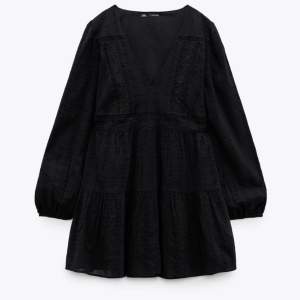 Säljer min svarta klänning från zara för 499kr, storlek xs. Aldrig använd med prislapp kvar!