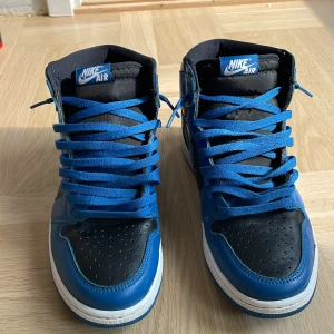 1500kr - Säljer mina Jordan 1 Marina Blue. Har haft dom i 10 månader och jag använder dom inte längre, skorna är i ett bra skick. Jag har också sko lådan. Säljer dom för 1800kr men kan diskutera priset. 