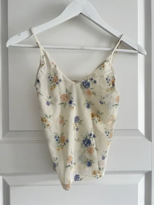 Linne - Genomskinligt material. Nästan oanvänd, mycket gott skick. 