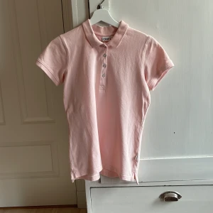 Rosa skjorta med halvknapp  - Skjorta från Hööks. Är egentligen en ridtröja men har använts till lite vad som helst 💕🦋