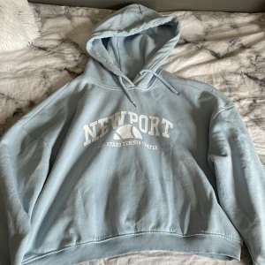 Ljusblå cropad Hoodie - Jag säljer en jätte fin ljusblå cropad Hoodie från lager 157. Säljer pga att den har blivit för liten för mig. Kontakta mig om ni har några frågor eller är sugna på att köpa. Köparen står för frakten!