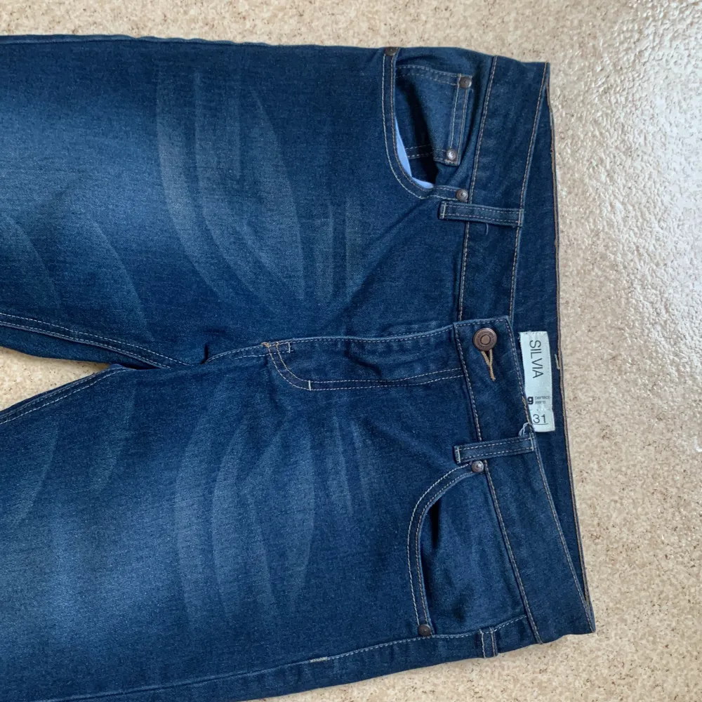 Marinblåa skinnyjeans, helt oanvända och nya, skriv priv för midjemått samt längd. Jeans & Byxor.