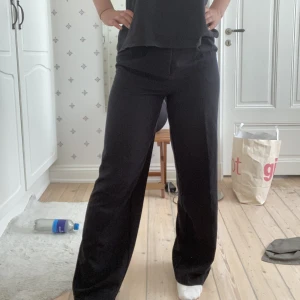 Svarta kostymbyxor  - Nypris 500kr! Pris går att diskutera! Fina svarta kostymbyxor från BikBok, jättesnygga i bra kvalité. Inte slitna utan som nya! Säljer ändast för att de sitter lite tight kring mina ganska stora lår! Dröm annars!!! 