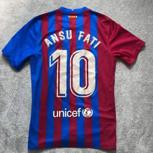 En Barcelona tröja med Ansu Fati 10. En av mina favorit tröjor som nu blivit lite för liten för mig. Den är i ett superbra skick på alla plan. Äkta och köpt från unisport.