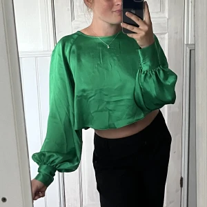 Satinblus - En superfin grön satinblus med många detaljer. Den är helt oanvänd och prislapp finns kvar🫢