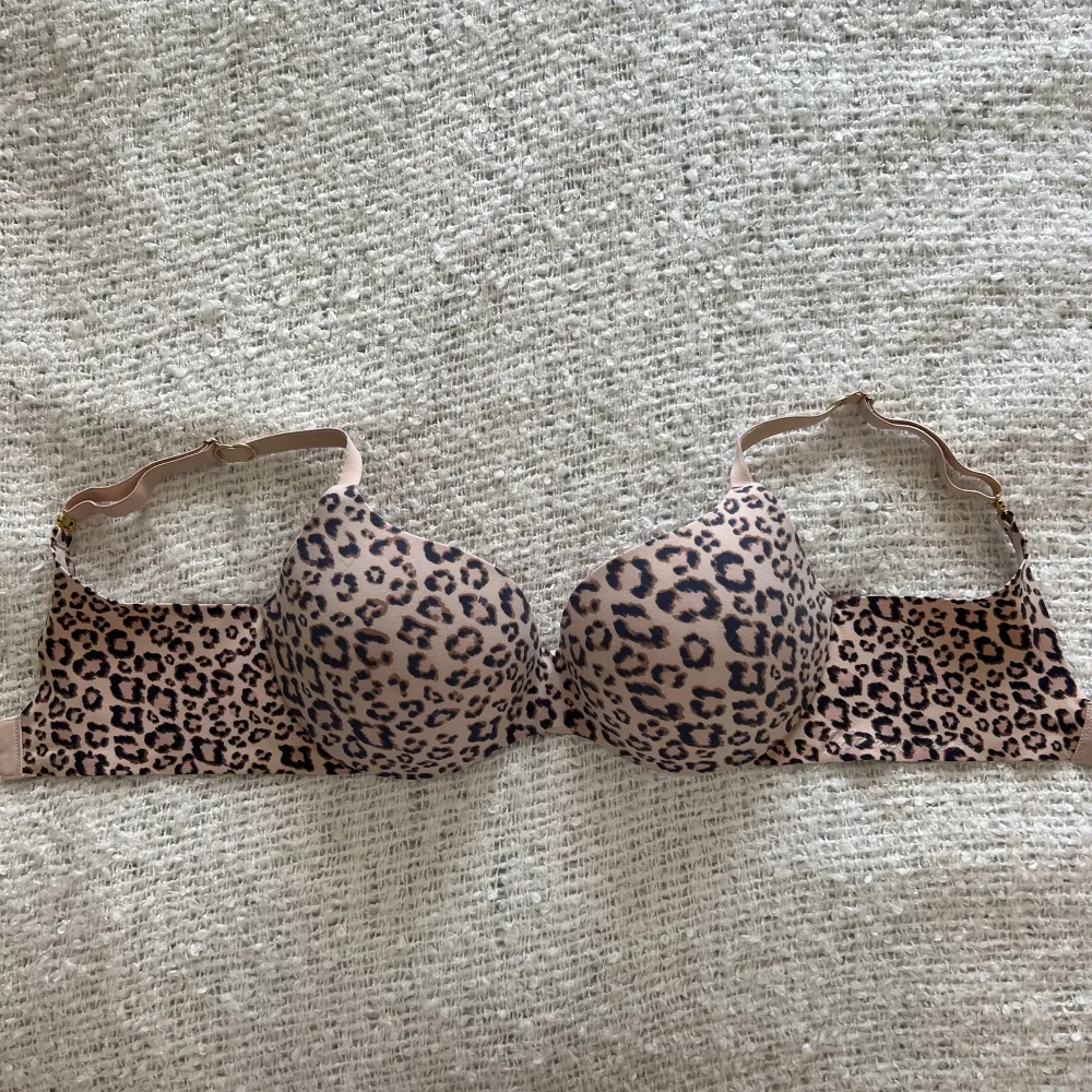 Leopardmönstrad BH från Victorias’s Secret i ett jätteskönt, mjukt material. Axelbanden går att justera ifall man vill ha de korsade istället för raka. . Övrigt.