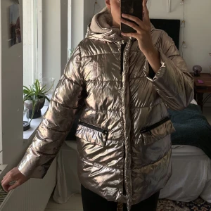 Silverjacka  - Säljer min skönaste, coolaste silverjacka! Jag som har väldigt långa armar trivdes dessvärre inte i armlängden & säljer därav… Köparen står för frakten! Kram :-)