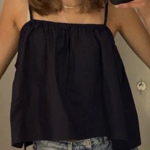 Blå topp - Jättefin topp/blus från COS som endast är använd en gång💗Älskar men kommer Tyvär inte till användning:(