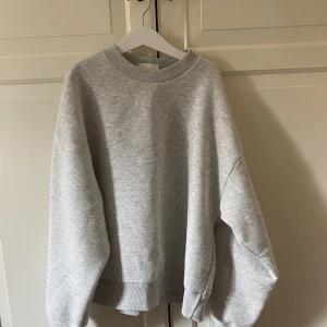 sweatshirt  - en superfin grå tröja från ginatricot, köpt för lite mer än ett år sen men den har bara legat i garderoben utan användning, jätte len och gosig inuti, bra skick