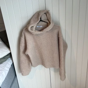 Teddyhoddie  - Säljer min superfina teddyhoddie från NA-KD i storlek S. Denna är verkligen så fin och så gosig.⚡️⚡️