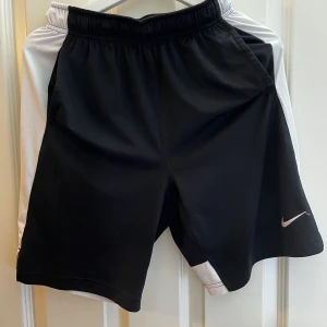 Tränings shorts nike - Svar vita fotbolls liknande shorts 