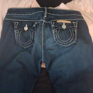 Ett par jätte fina true religion jeans i st 26 som e köpta på plick fast inte använt så mkt. De är flare/bootcut och i bra skick(inga skador eller ngt) pris kan diskuteras!! 