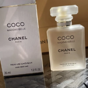 Coco Mademoiselle Chanel - Coco Mademoiselle Chanel hår parfym, ny och aldrig använd, så det är som att köpa en ny parfym men billigare! gudomlig lukt som är kvinnans favorit speciellt nu på sommaren, mycket bra i skick 💅