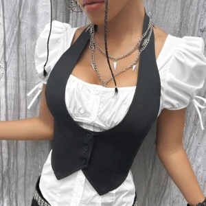 svart väst - Säljer denna jätte fina väst. Råkade få två st så säljer den ena, i strl xs men passar även s. Köpare står för frakt<3