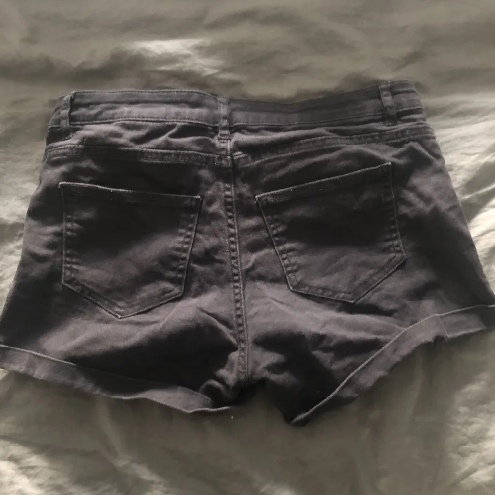 Svarta shorts från H&M. Dessa passar heller inte mig. Dessa är ungefär low waist. Använt ganska många gånger men är i bra skick. 🖤. Shorts.