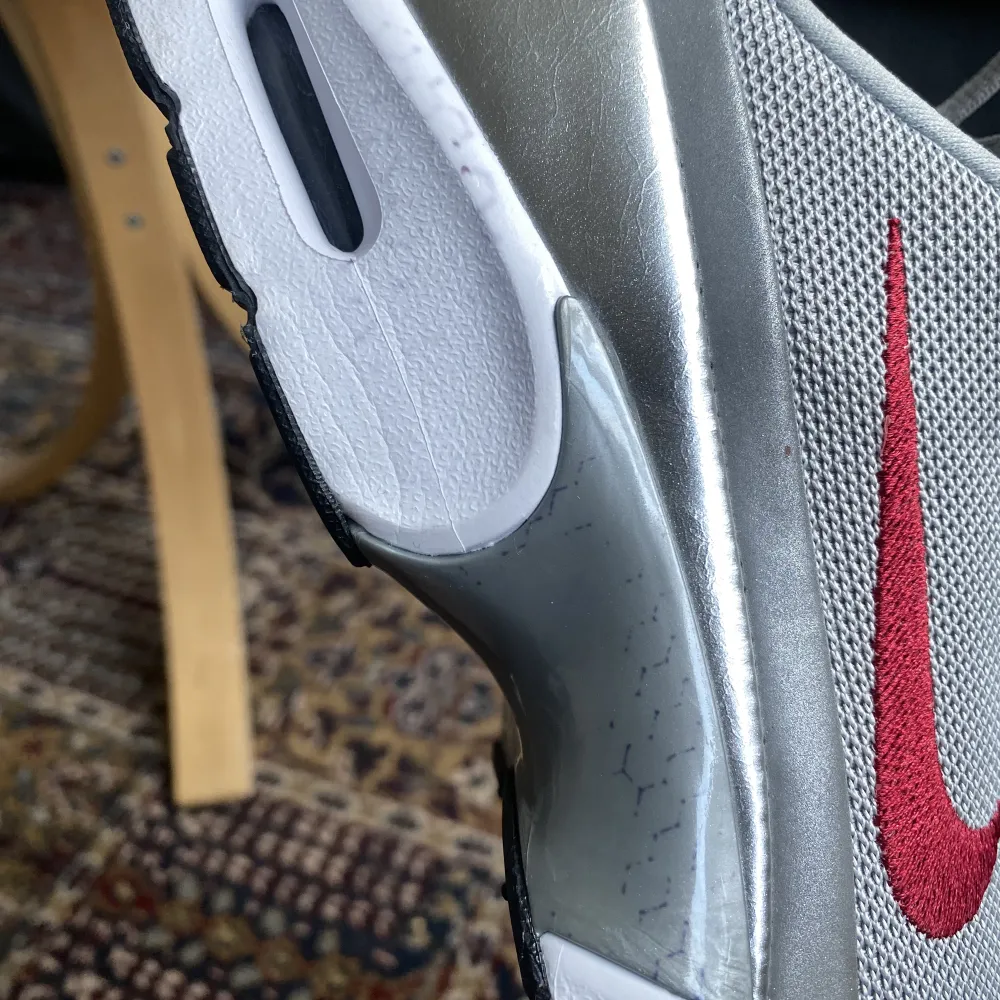 Säljer mina Nike Air Max Jewell i storlek 40,5! Använda en gång men finns något märke som förmodligen går bort med rätt medel! ⭐️. Skor.