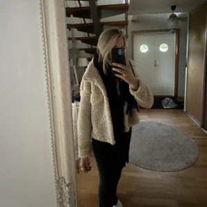 Jacka  - Säljer nu min fina teddy jacka från  Gina tricot. En väldigt skön jacka som passar perfekt till hösten. Köparen står för frakten, ingår INTE i priset.💞💞