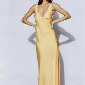 Meshki långklänning - Otroligt fin långklänning från Meshki i storlek M, perfekt att ha till bröllop i sommar. Beställde den i 2 olika storlekar så säljer den som inte passade. Helt oanvänd med prislapp kvar och fortfarande förpackad i meshkis originalförpackning. 🌸💛