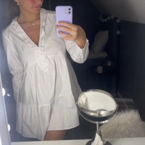 Klänning från Zara💕 - super söt klänning från Zara. tyvär lite för kort på mig så kommer ej till användning. Nypris: 499kr