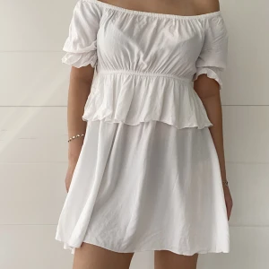 Vit volangklänning  - Vit klänning från NAKD. Går att ha både on-och offshoulder. Den är ganska kort så passar nog bäst på lite kortare personer❤️‍🔥