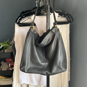 Svart väska  - Säljer nu denna svarta enkla, skitsnygga väska. Medel-stor väska skulle jag säga. Bra men användt skick 🖤🖤