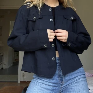 Tunn marinblå jacka - Snygg marinblå vår/sommarjacka. Inköpt second hand men aldrig använd av mig