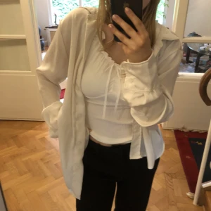 oversized skjorta🤍🤍 - säljer denna oversized vita skjortan i silke!🤍 storlek XS men är oversized så passar de flesta! Finns också i blå på min profil!🫶🏻 skriv om intresserad!<3