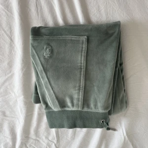 Juicy couture  - Jag vill sälja mina gröna juicy byxor i stl xs. Byxorna är i bra skick, inga köp sker via appen!